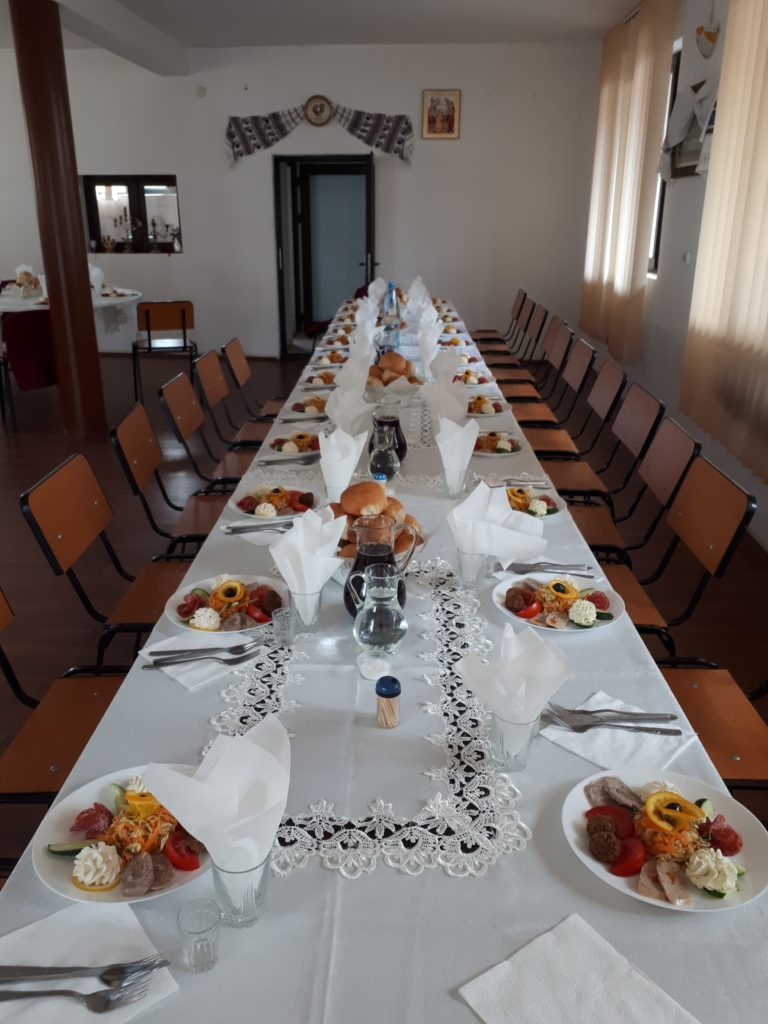 Exemplu de mancare de catering aranjata pe masa