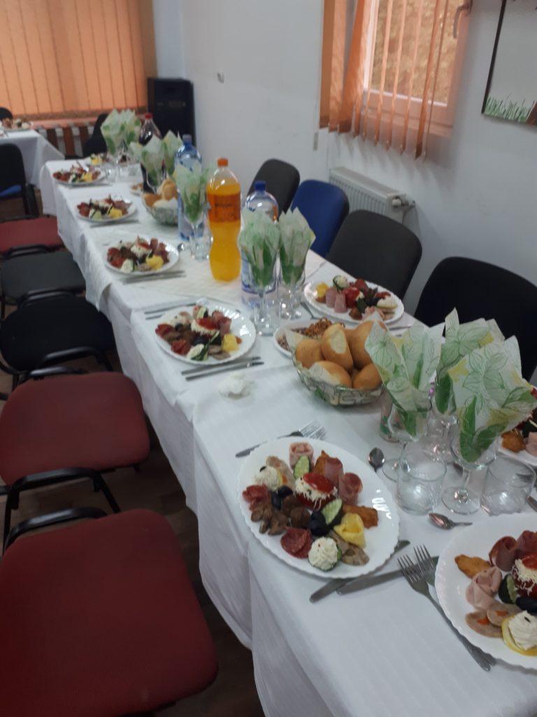 Exemplu de mancare de catering aranjata pe masa