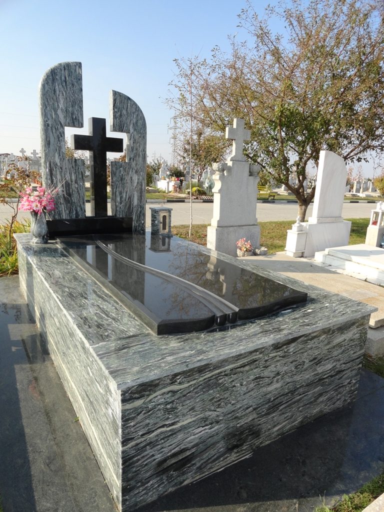 Exemplu de monument funerar gri