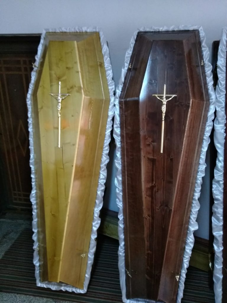 Sicrie de lemn de culori diferite
