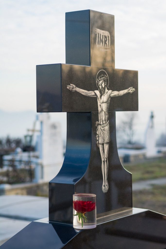 Exemplu de monument funerar INRI